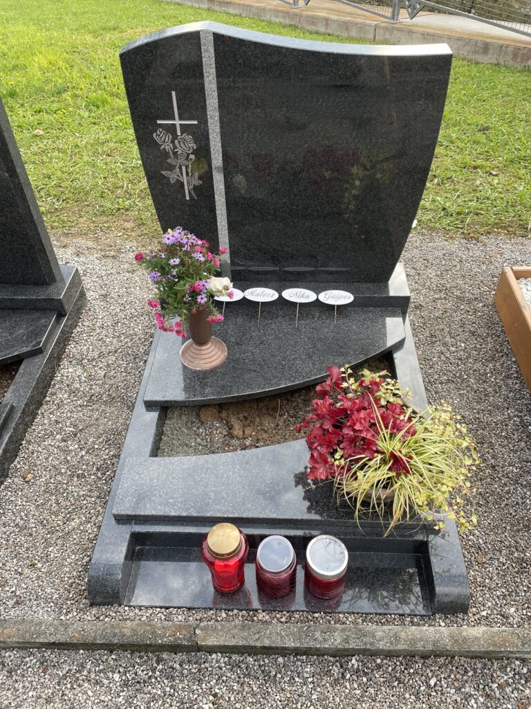 Obnova dvojnega nagrobnega spomenika iz sivega in belega marmorja